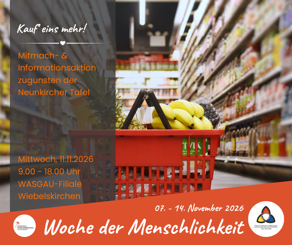 'Kauf eins mehr!' Einkaufskorb im Gang eines Supermarktes, gut gefüllt,mit Produkten und Angaben zur Aktion
