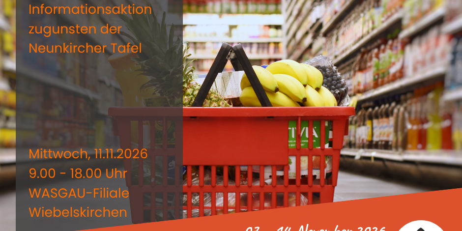 'Kauf eins mehr!' Einkaufskorb im Gang eines Supermarktes, gut gefüllt,mit Produkten und Angaben zur Aktion
