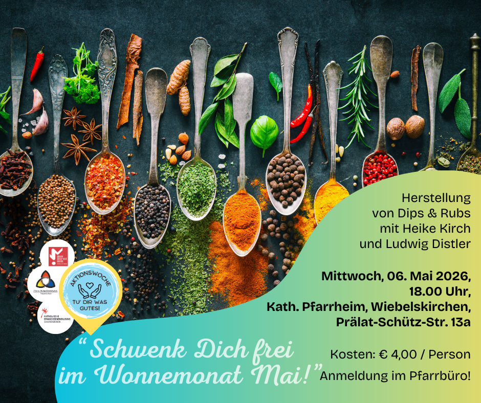 Bunte gemahlene Gewürze auf Löffeln vor schwarzem Hintergrund. Zwischen den Löffeln liegen die Früchte, die Grundlsge für die Gewürze sind.