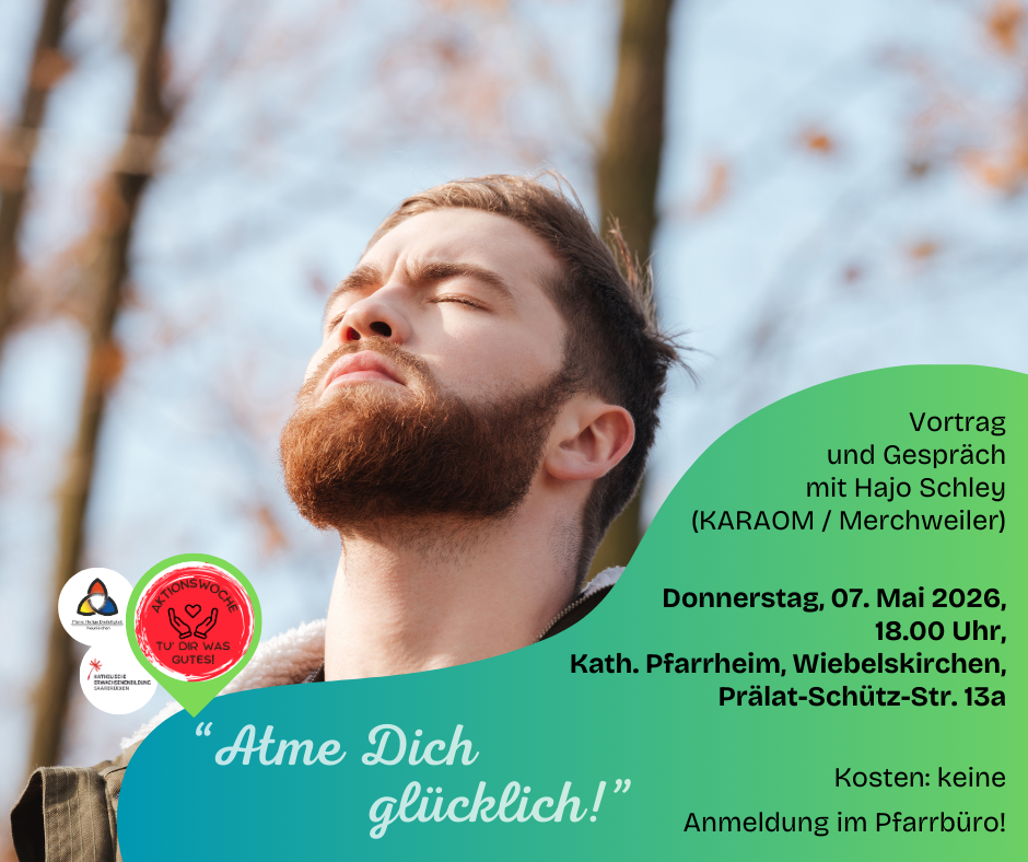 Der Kopf eines Mannes, die Augen geschlossen, die Nase in die Luft gereckt vor Bäumen ohne Lau in der Sonne.