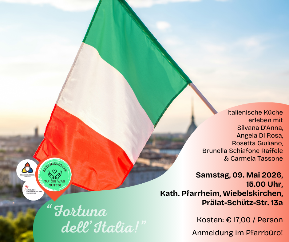 Iatlienische Flagge in gün, weiß und rot vor blauem Himmel und über einer italienischen Stadt.