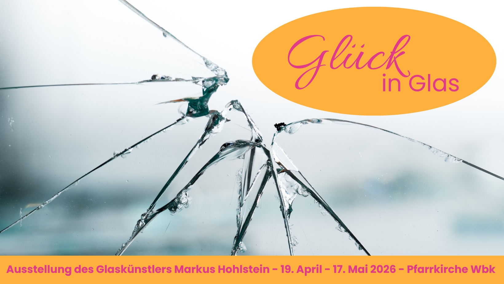 Zerbrochene Glasscheibe mit dem Logo der Ausstellung 'Glück in Glas'