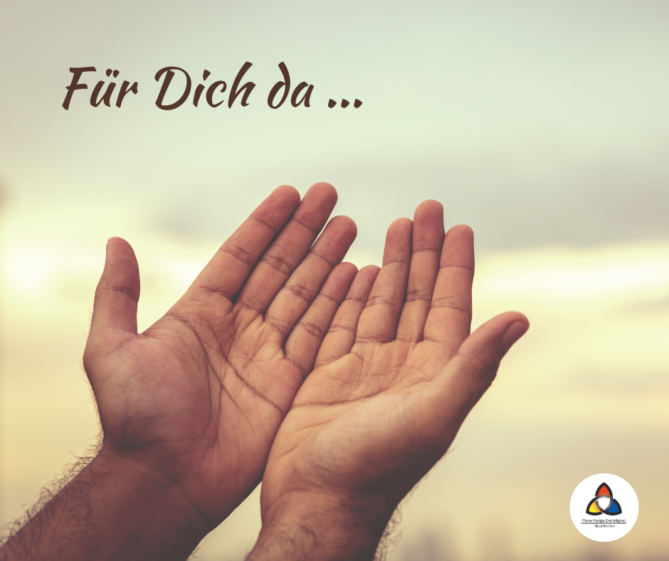 Zwei Handflächen geöffnet, wie zum Gebet zum Himmel hin gerichtet - ein Abendhimmel in Gelb- und Grautönen im Hintergrund. Darüber der Schriftzug 'Für Dich da ... '.