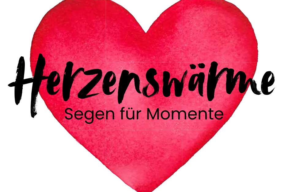 Rotes Herz mit dem Schriftzug 'Herzenswärme' in der Farbe Schgwarz. Darunter steht ebenfalls in schwarz 'Segen für Momente'.