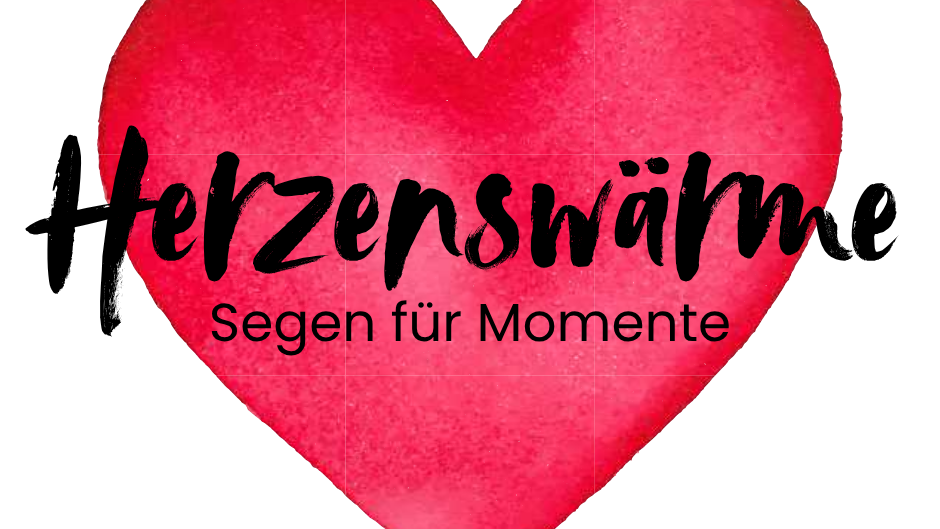 Rotes Herz mit dem Schriftzug 'Herzenswärme' in der Farbe Schgwarz. Darunter steht ebenfalls in schwarz 'Segen für Momente'.
