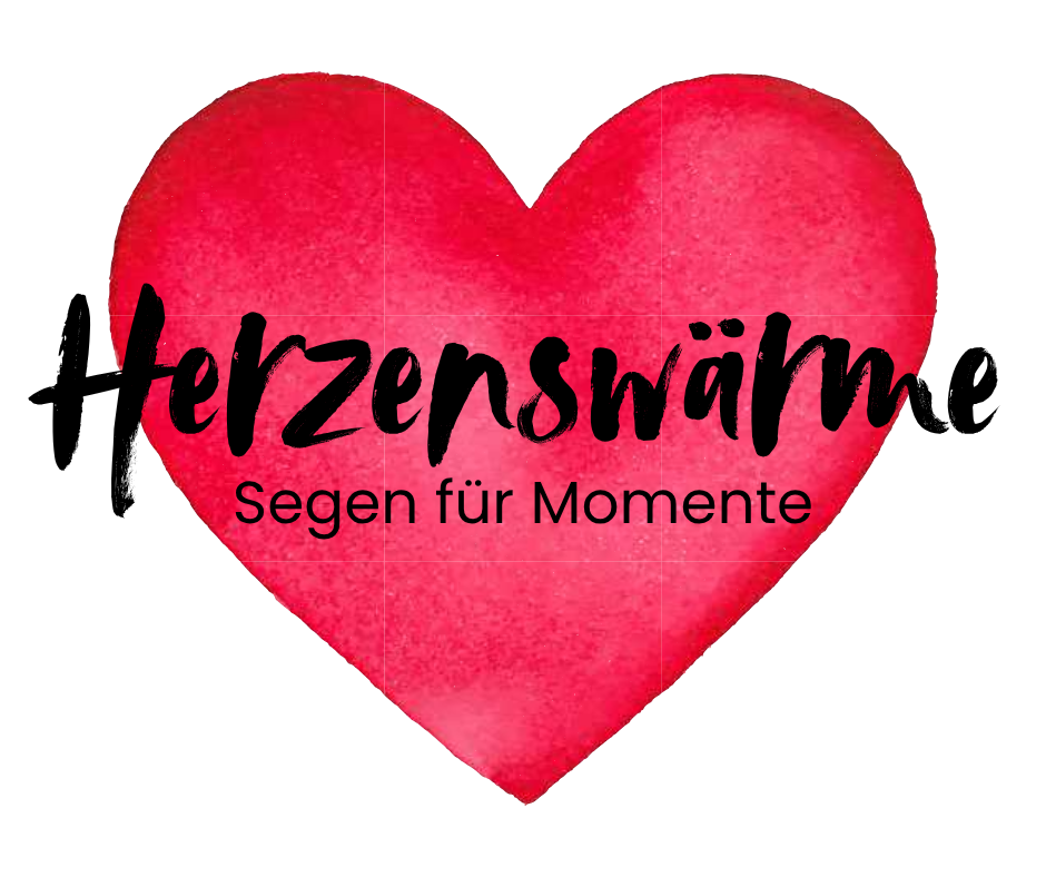 Rotes Herz mit dem Schriftzug 'Herzenswärme' in der Farbe Schgwarz. Darunter steht ebenfalls in schwarz 'Segen für Momente'.