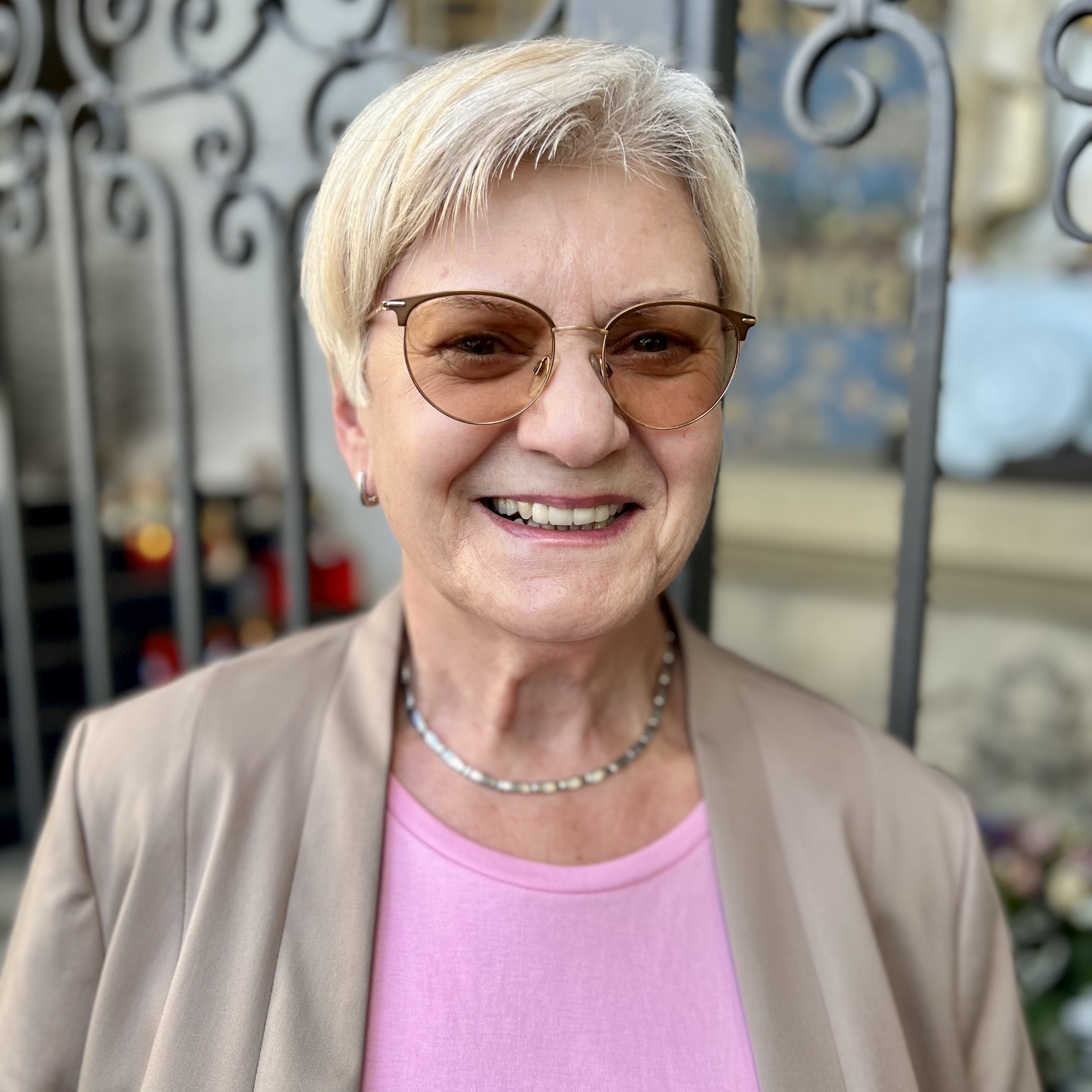 Agathe Schulz, ältere Frau mit getönter Brille und kurzen blonden Haaren