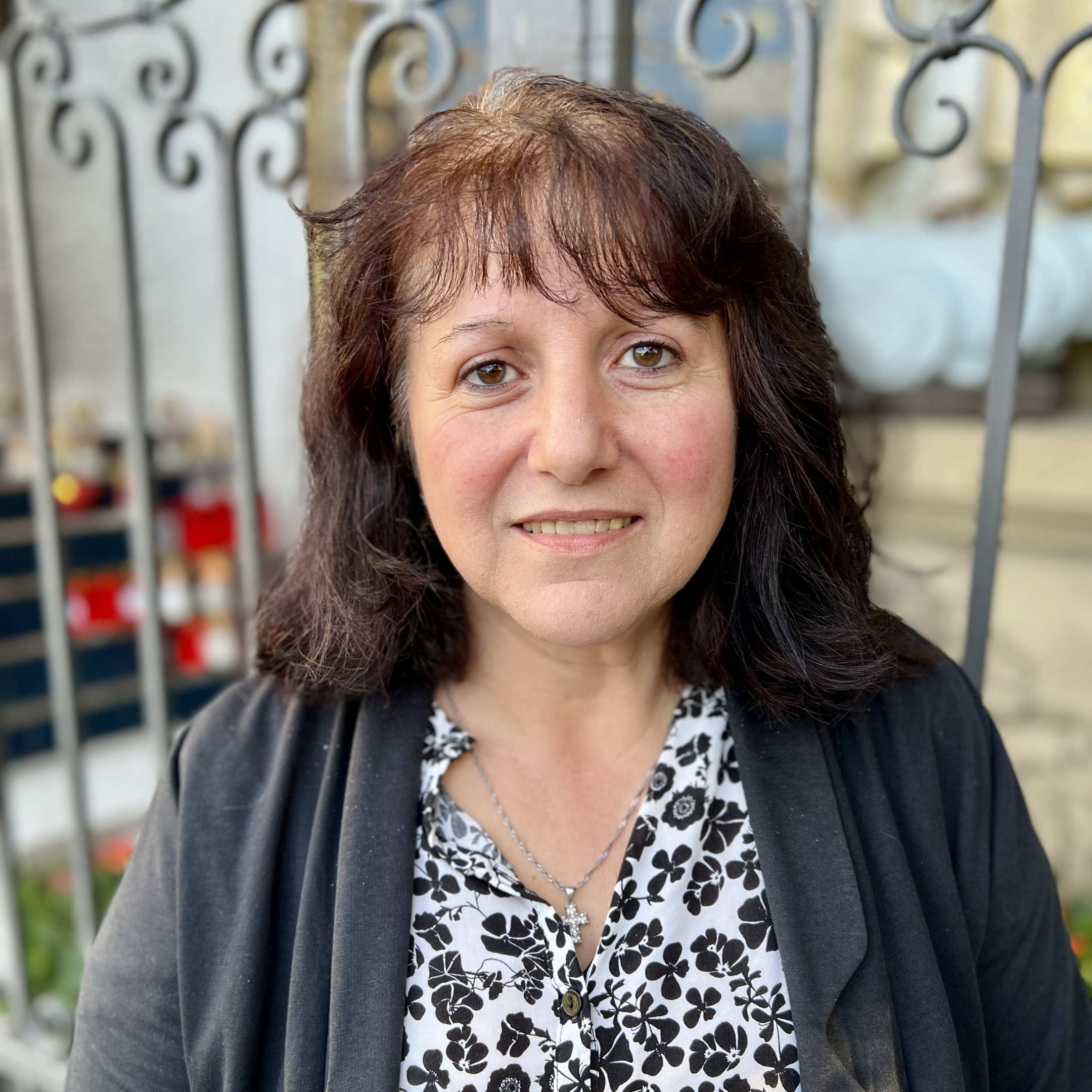 Brunella Raffele Schiafone, Frau mit langen dunklen Haaren