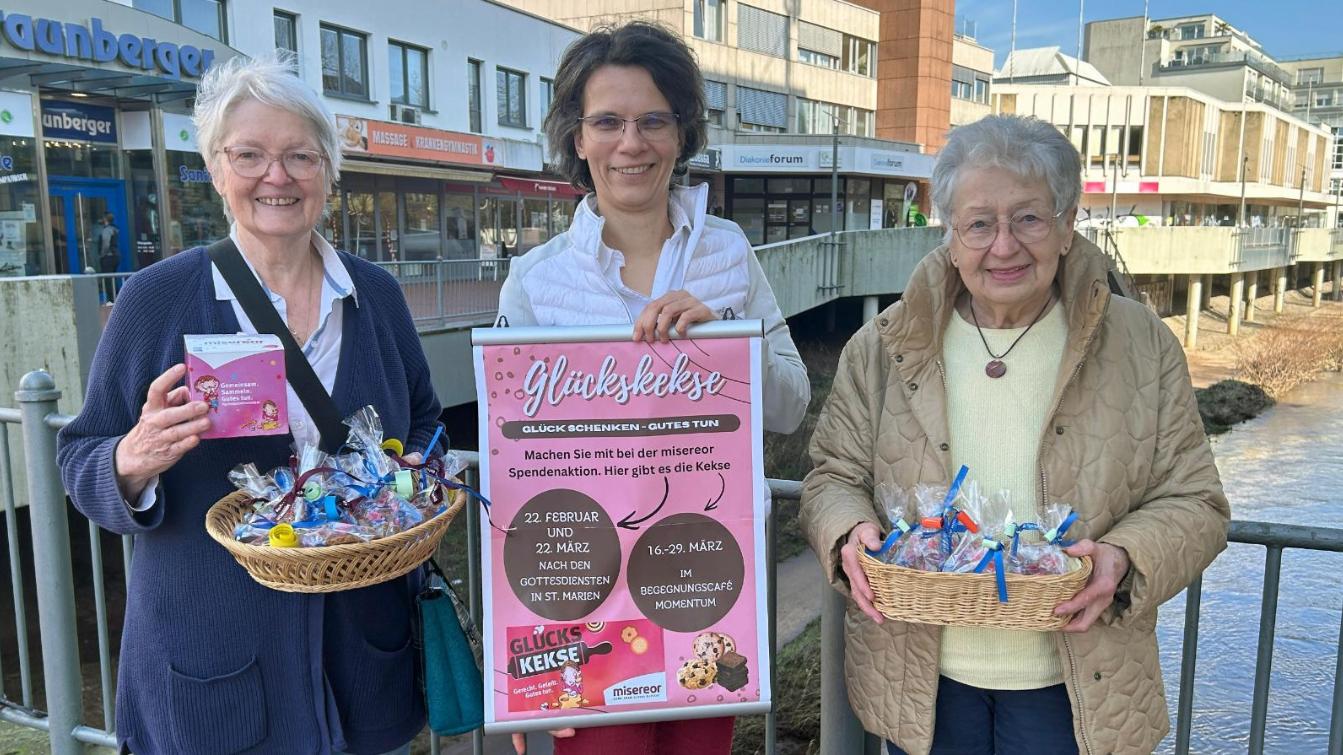 Drei Frauen auf der Brücke über die Blies mit Plakat und Glückskeksen zur Aktion!