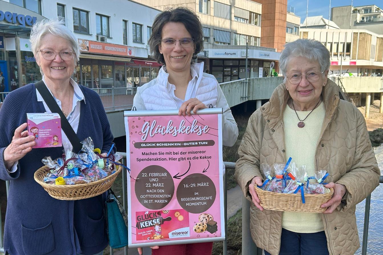 Drei Frauen auf der Brücke über die Blies mit Plakat und Glückskeksen zur Aktion!