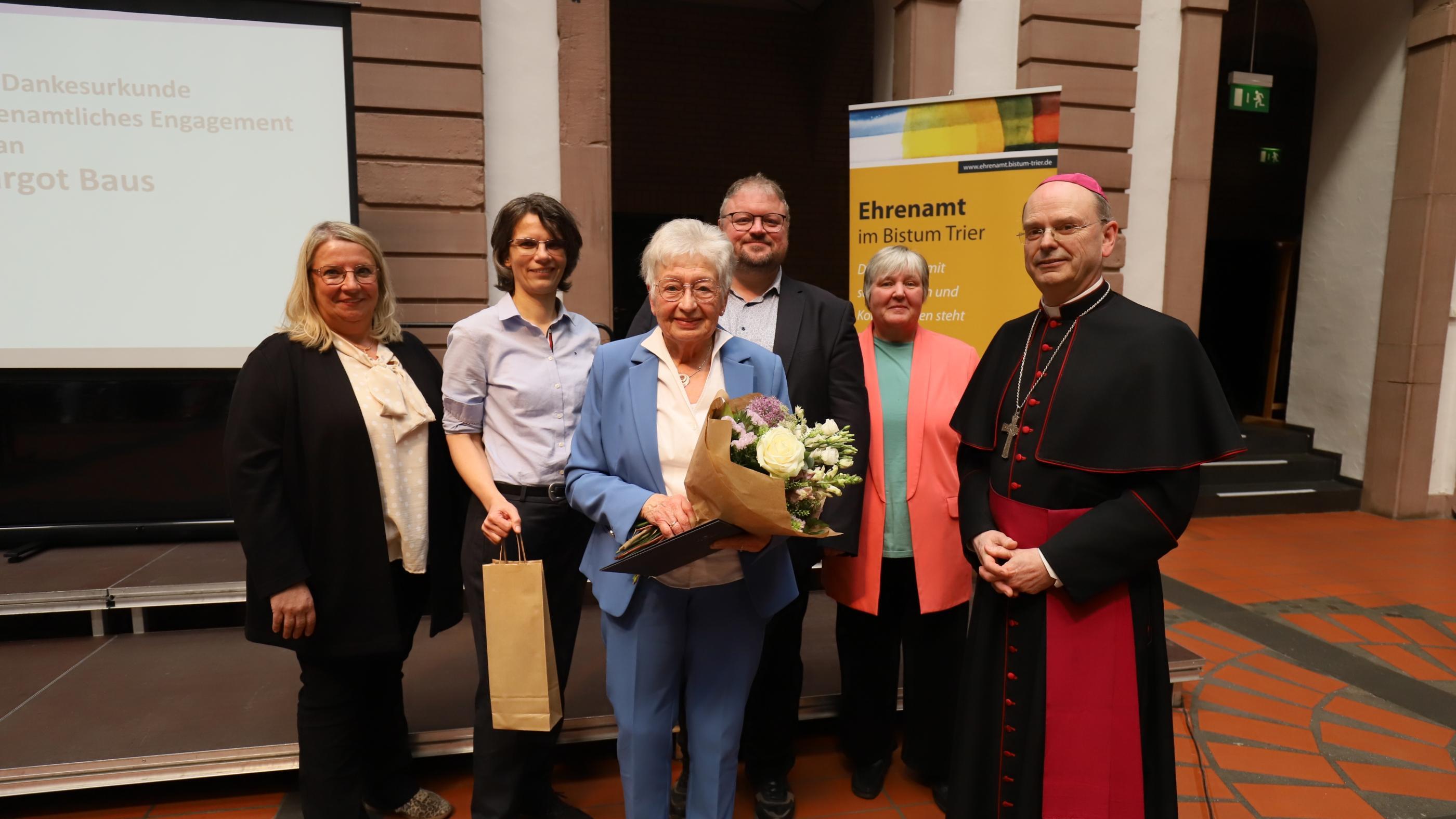 Verleihung der Urkunde durch Weihbischof Robert Brahm mit Laudator*innen