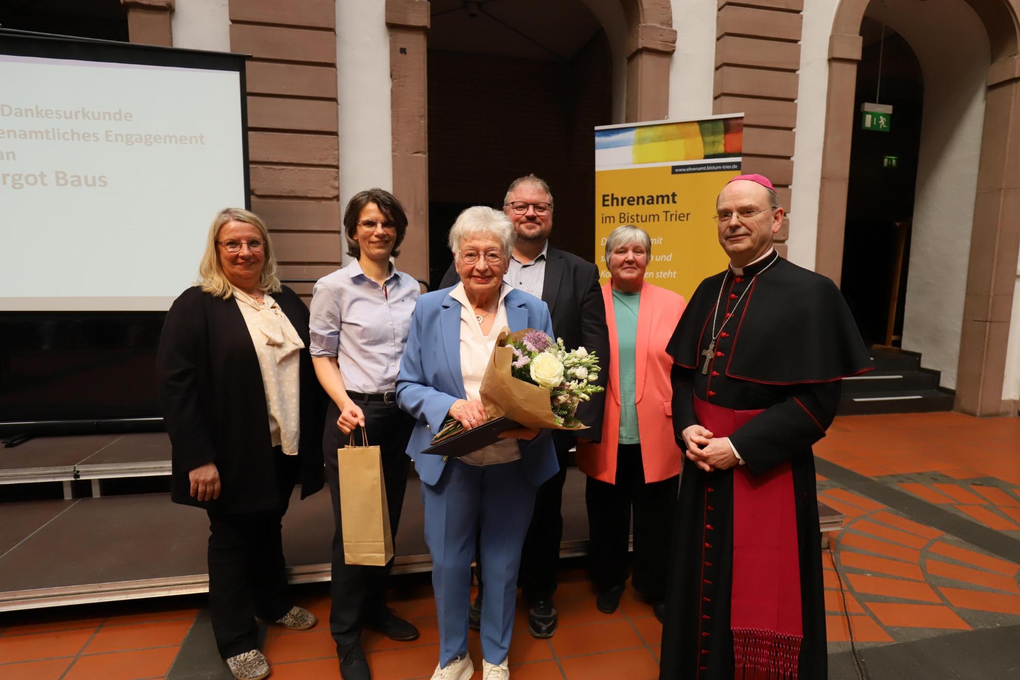 Verleihung der Urkunde durch Weihbischof Robert Brahm mit Laudator*innen