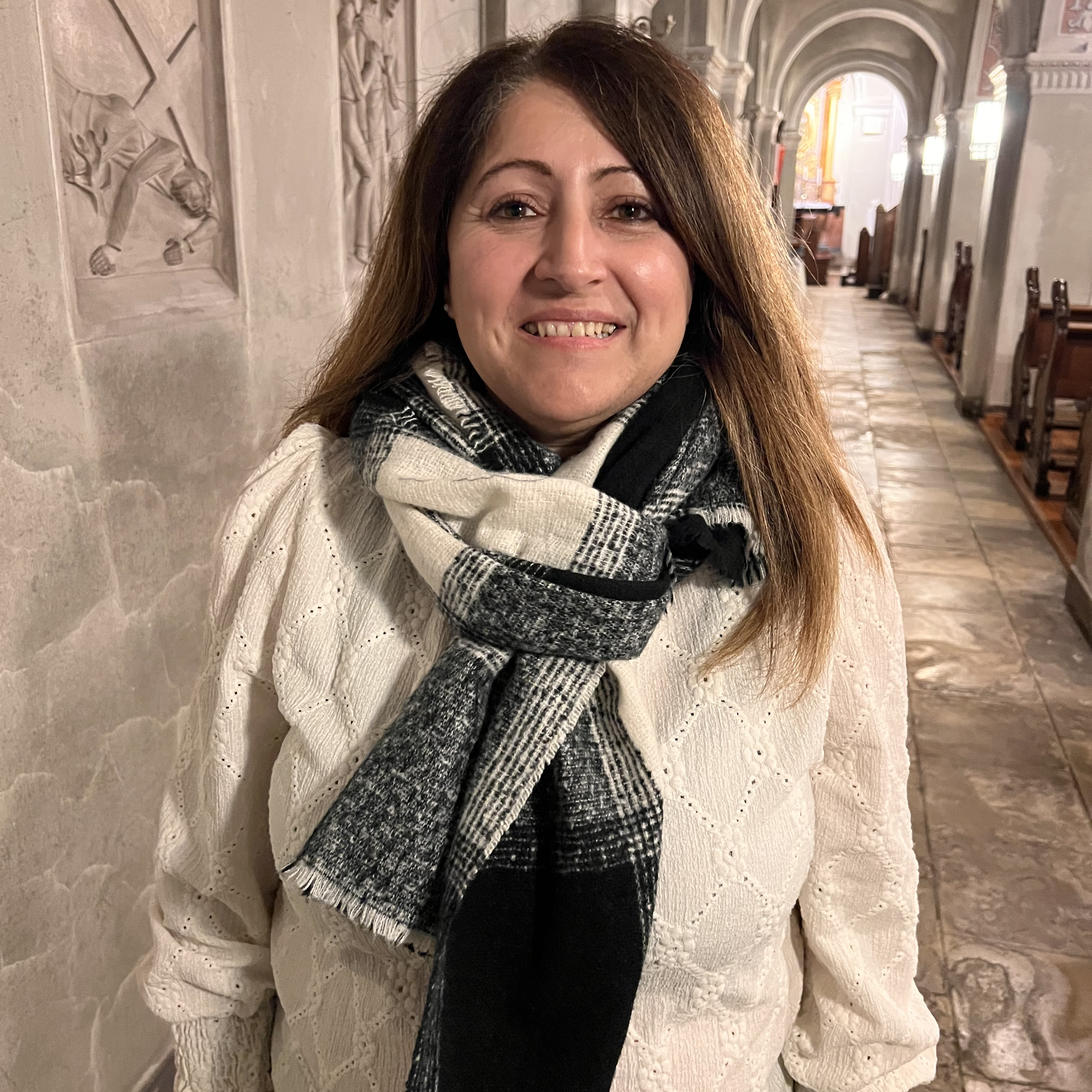 Nazarena Schiafone Zaffino, lachende Frau mit langen dunklen Haaren