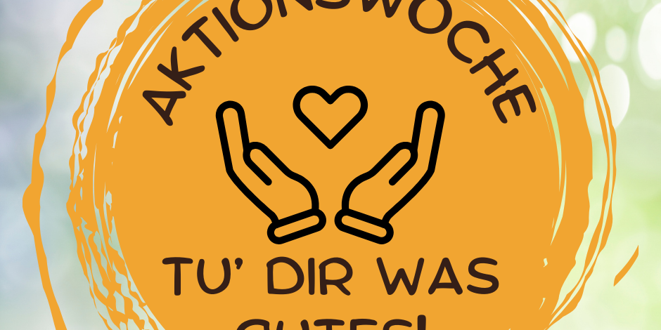 Orangefarbenes Emblem mit schwarzer Schrift vor hellgrünem Hintergrund.