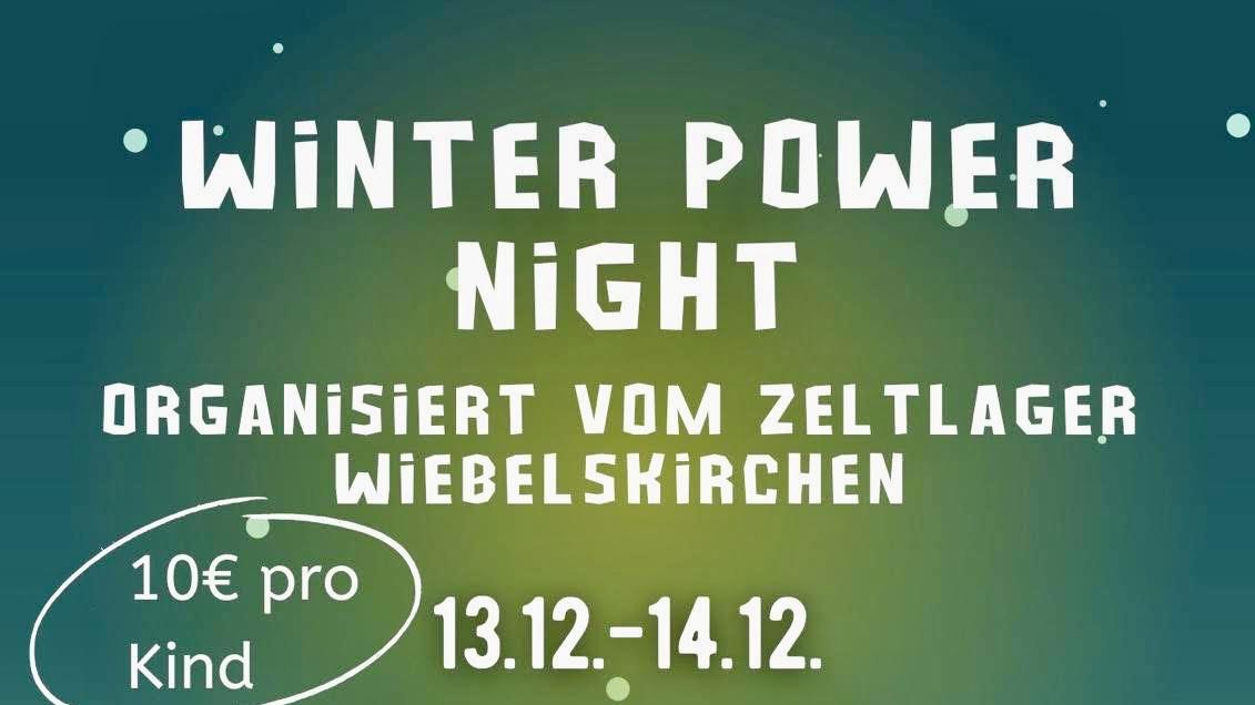 Plakat mit den Informationen zur Veranstaltung im Comic Stil - dunkelgrüne Nacht mit Zelten vor Wald.