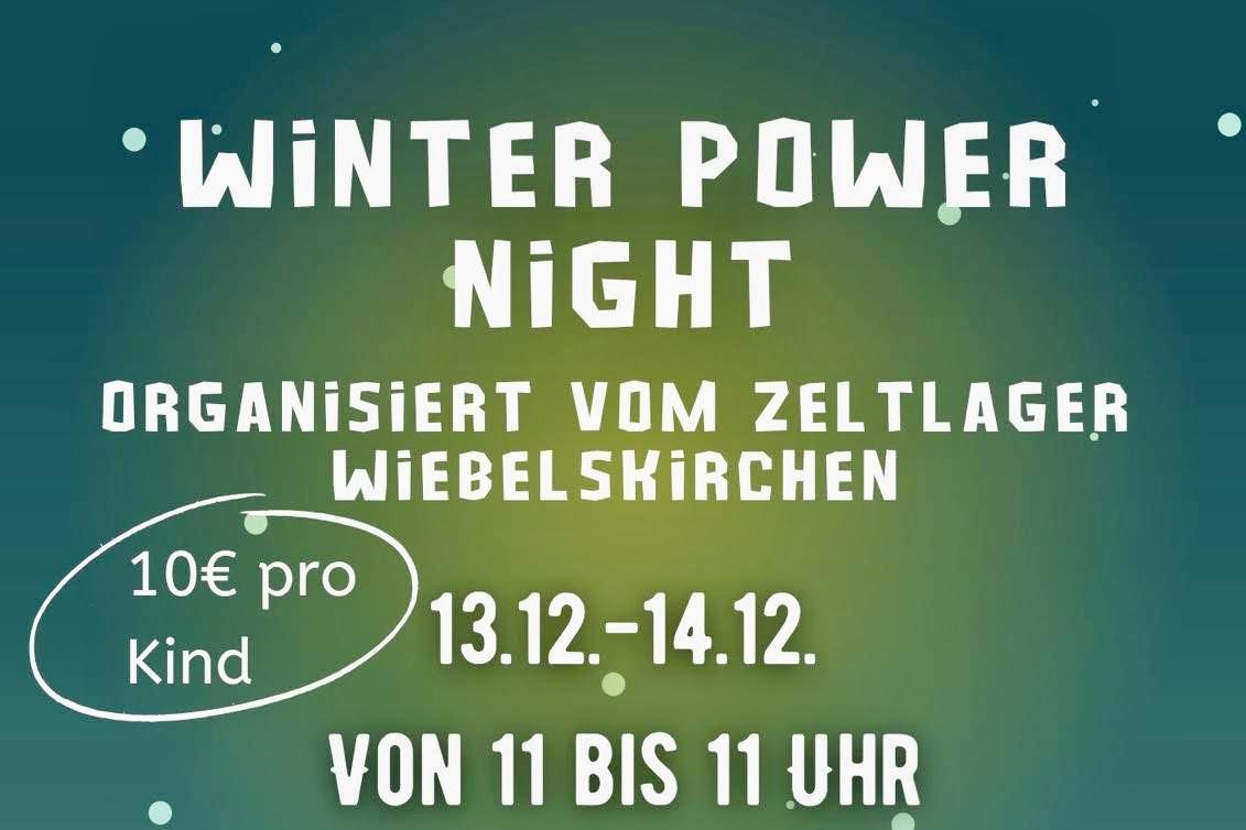 Plakat mit den Informationen zur Veranstaltung im Comic Stil - dunkelgrüne Nacht mit Zelten vor Wald.