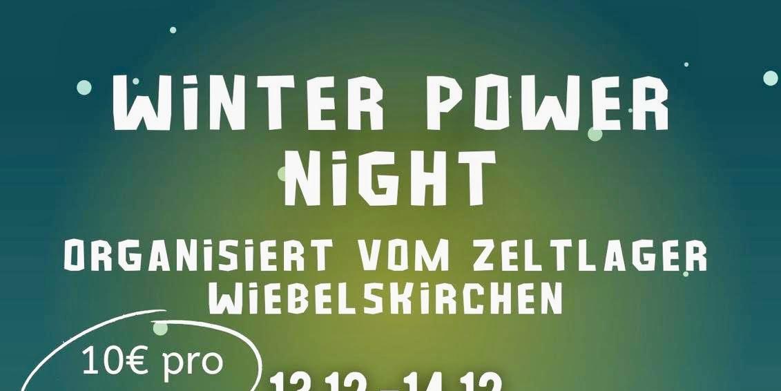 Plakat mit den Informationen zur Veranstaltung im Comic Stil - dunkelgrüne Nacht mit Zelten vor Wald.